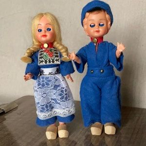 Vintage pair of ethnic Dutch dolls